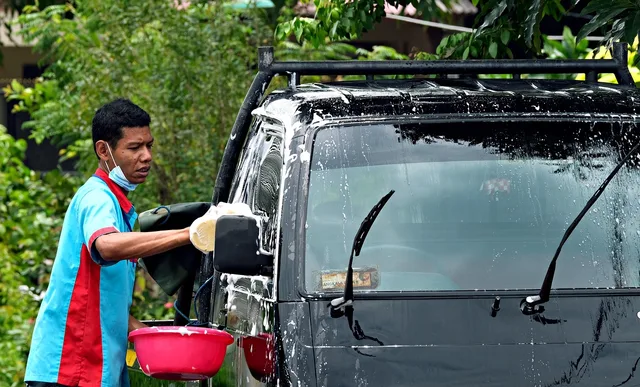car washing, worker, man, car wallpapers, car, wash, service. What car wash insurance covers, and what it leaves out