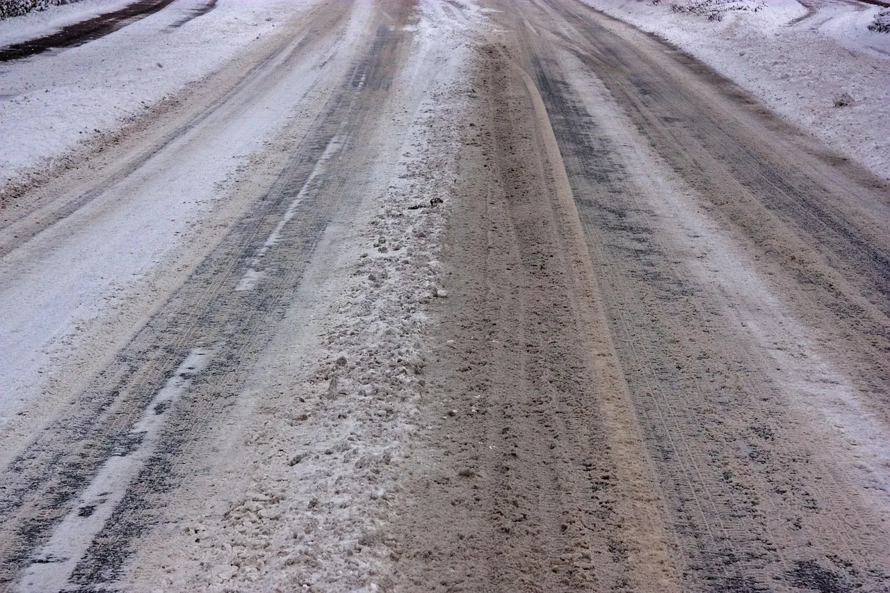 slippery road, snow, nature, slush, winter, road, road salt, ruts. Winter bay throughput in Chicago and the Midwest road salt cycle